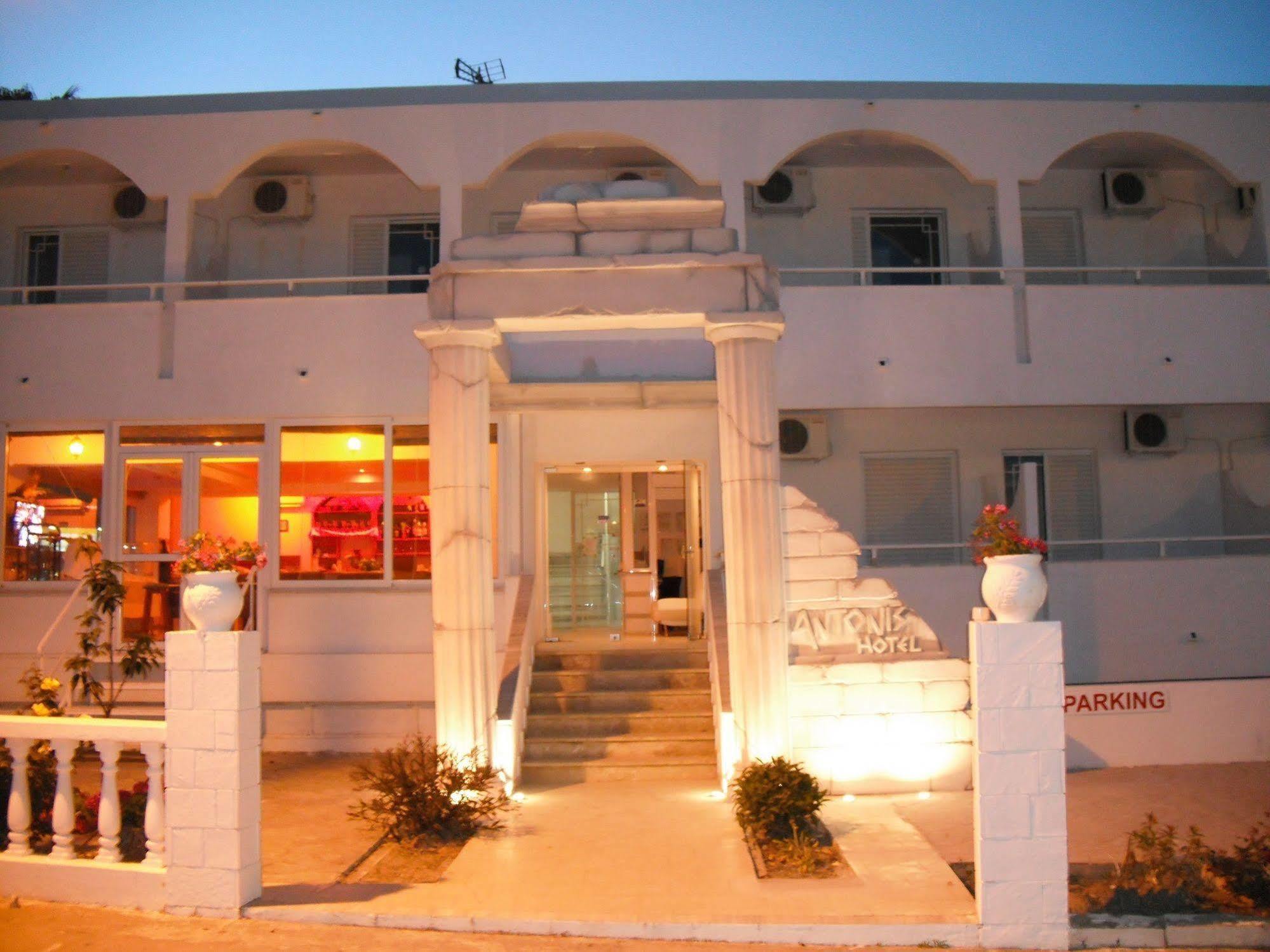 Antonis Hotel Кефалос Екстериор снимка